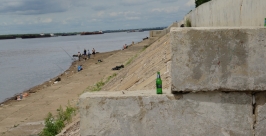 Мусор на набережной Александра Мельник